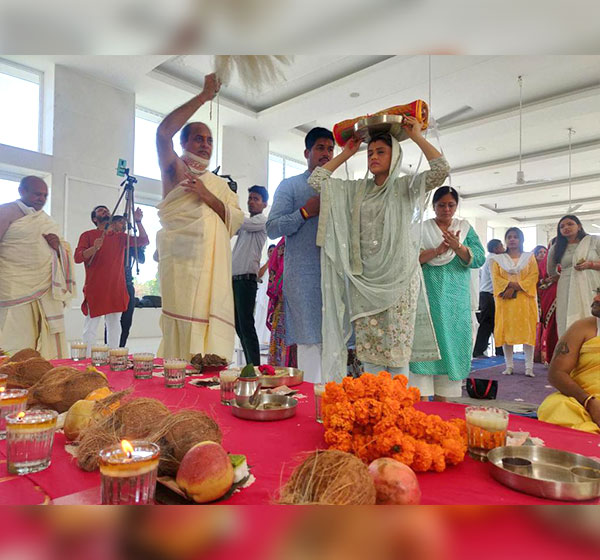Flag changing ceremony at Parshva Jinalay