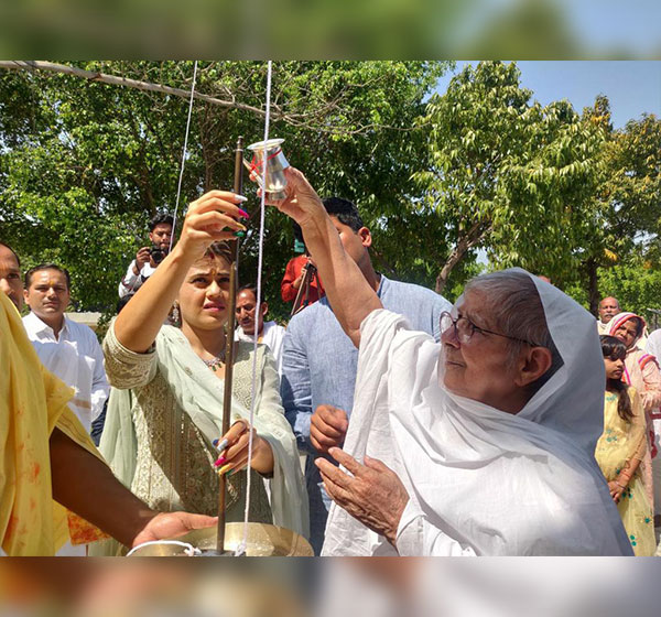 Flag changing ceremony at Parshva Jinalay