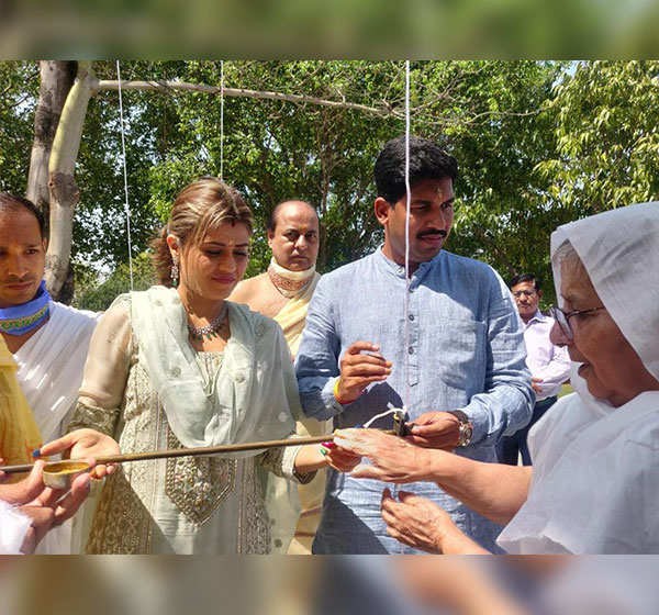 Flag changing ceremony at Parshva Jinalay