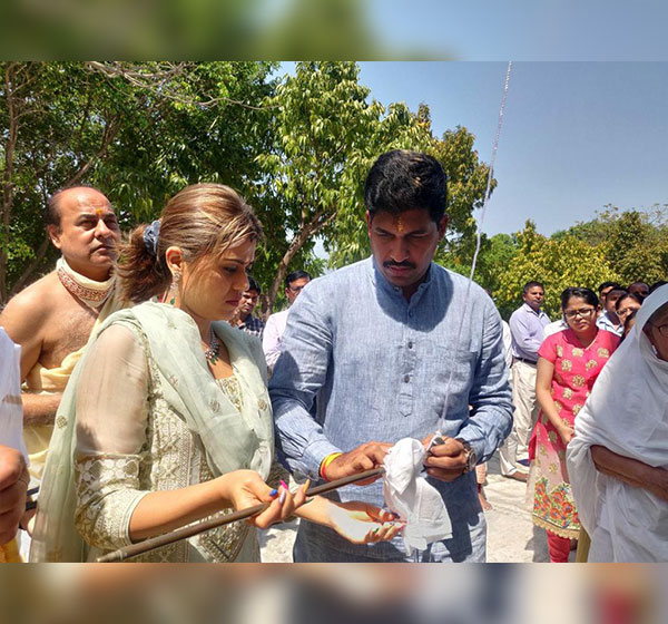 Flag changing ceremony at Parshva Jinalay