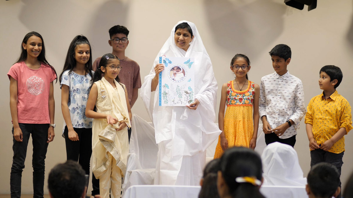 Children presenting Pujya Sadhviji an Appreciation card