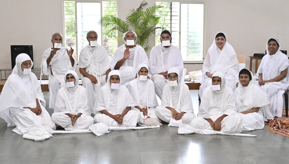 Pujya Dinesh Muniji Maharaj Visits Veerayatan Kutch