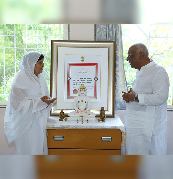 Pujya Bhai Shri Visits Veerayatan Kutch