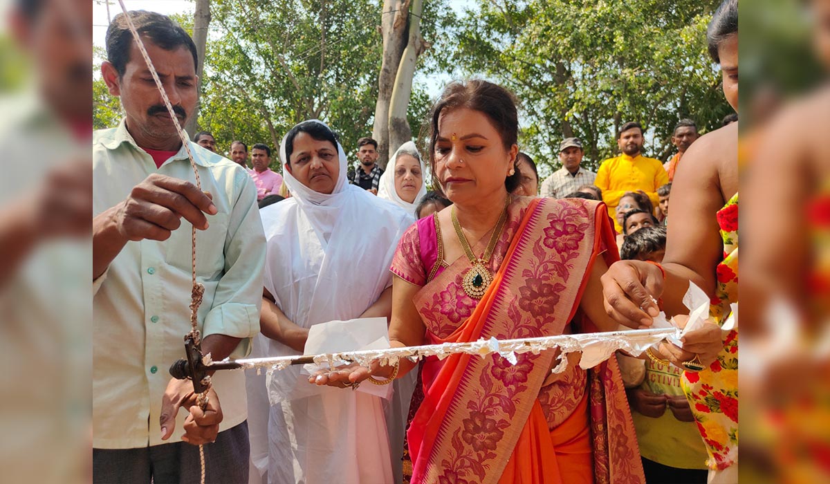 Flag changing ceremony at Parshva Jinalay