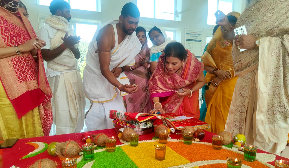 Flag changing ceremony at Parshva Jinalay