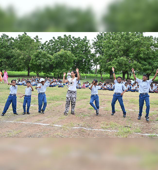 Students of Shri Chandana Vidyapeeth UK visit Kutch